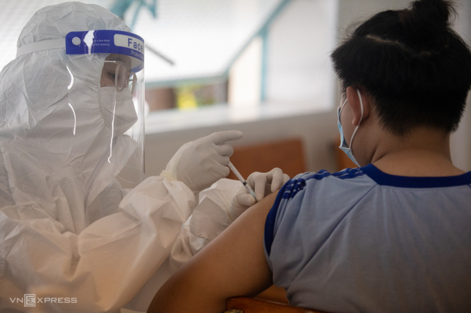Vietnam expects to complete third dose of COVID-19 vaccination by first quarter next year
